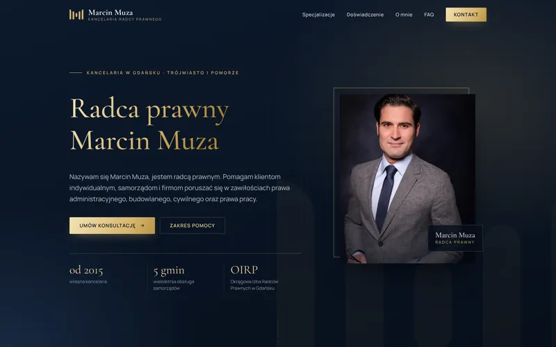 Strona główna kancelarii na komputerze: granatowe tło, nagłówek „Radca prawny Marcin Muza” w złotym kolorze i portret radcy prawnego.